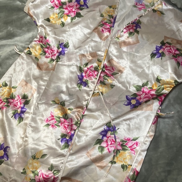 Vintage Secret Treasures Silky Floral Robe - Picture 4 of 7